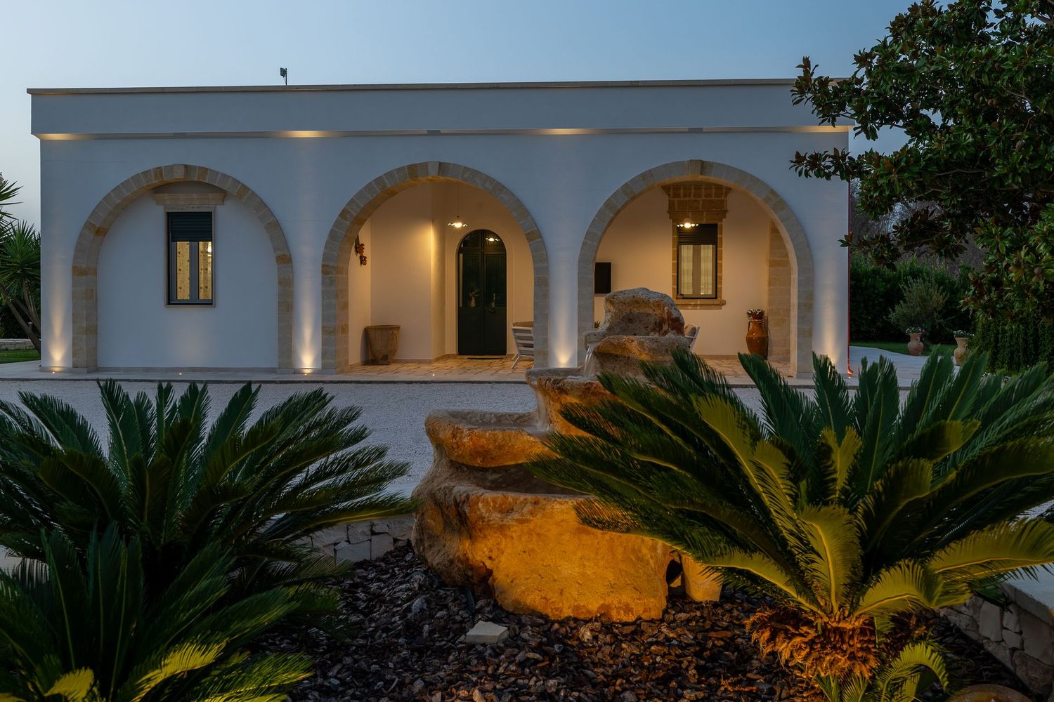 La facciata ad archi illuminata al tramonto